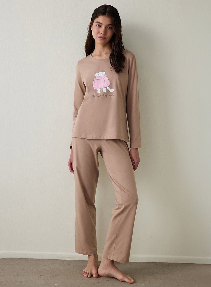 بنتي طقم بيجامة قطنية مطبوعة بشعار وياقة دائرية - Image 3